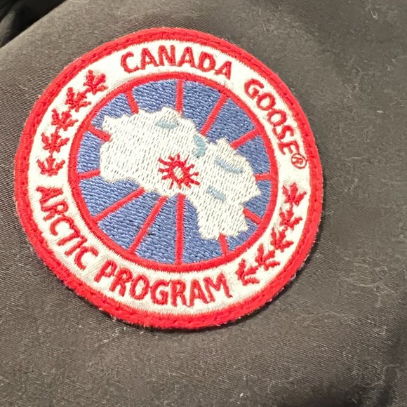 $1795 Authentic CANADA GOOSE Made in CANADA Women's Fur Hoodie SnapZip Coat Sz.M - Picture 4 of 16